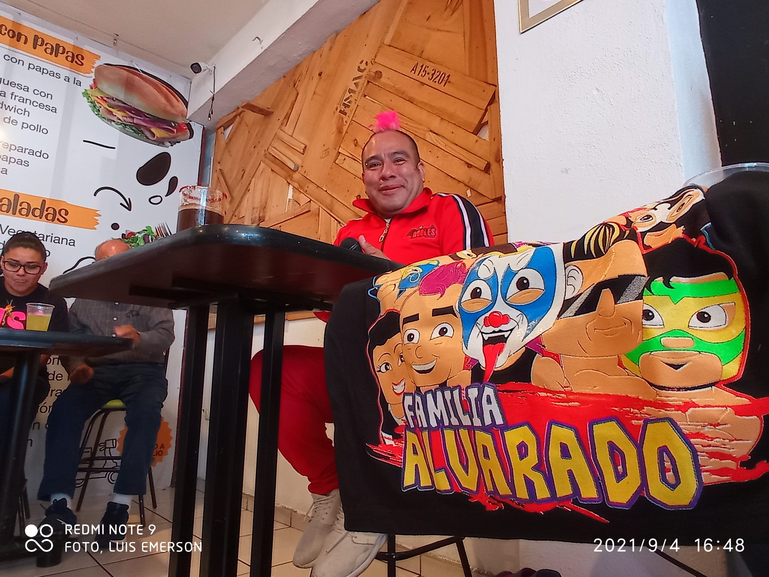 siempre atento, Maximo se dio cita en e restaurant Las Delicias de Puebla para atender a sus fans.