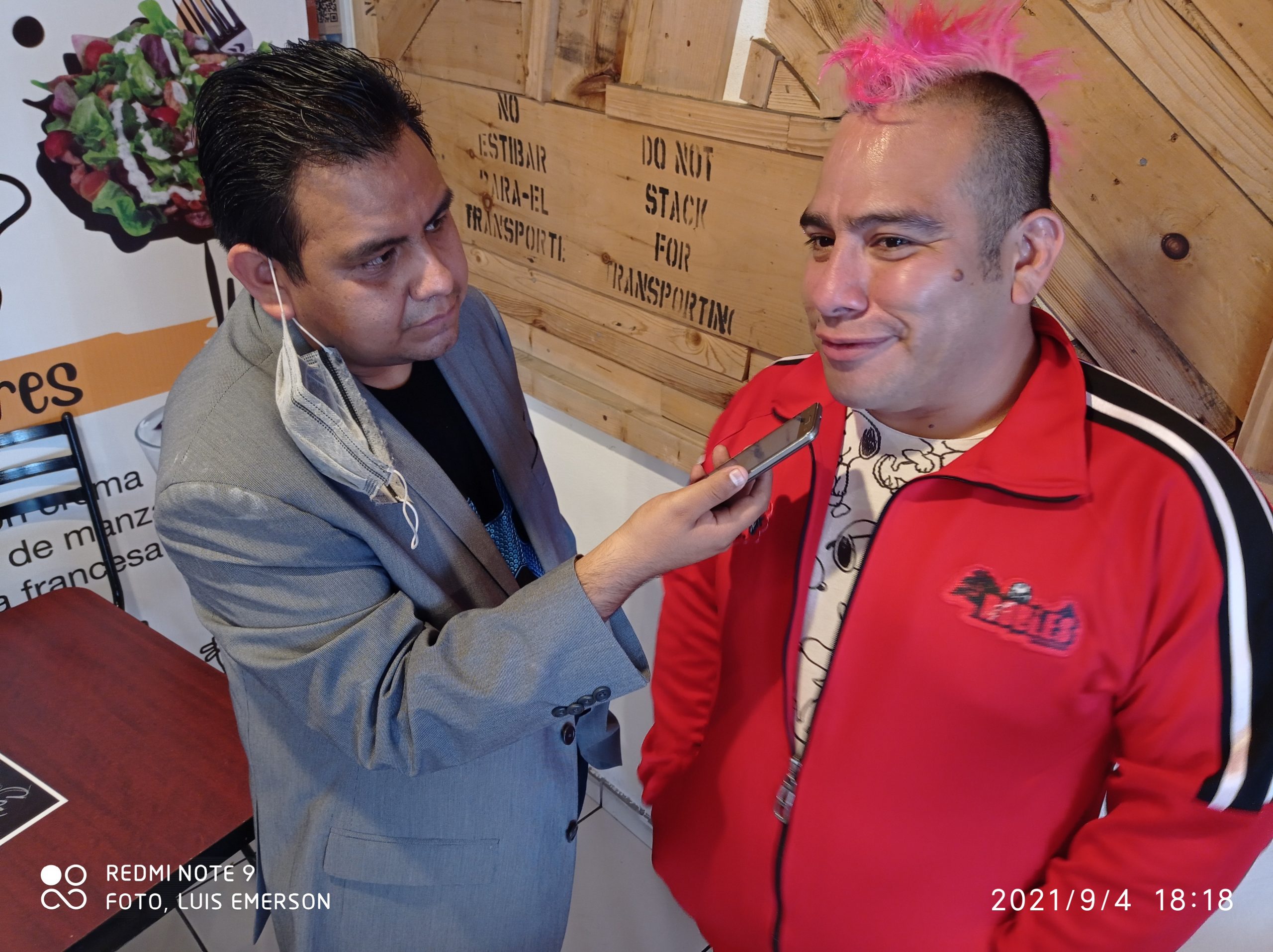 Arturo Wenceslao entrevistando a Máximo en su visita a Puebla.