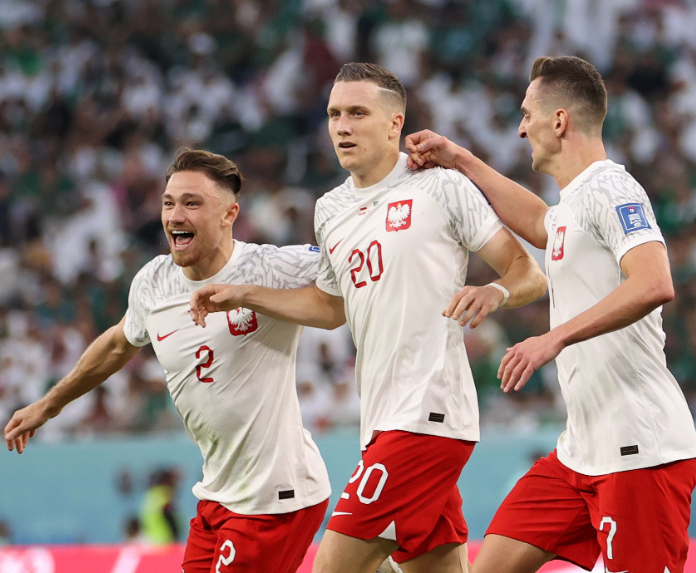 Polonia encontró el camino para ganar y está a un punto de calificar a octavos de final.